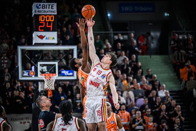 Neu Ulm, Deutschland, 29.12.25: Malik Osborne (ratiopharm ulm) und Christian Skladanowski (Fitness first Wuerzburg Baskets) im Zweikampf waehrend des Basketball Bundesliga Spiels zwischen ratiopharm ulm vs Fitness first Wuerzburg Baskets in der ratiopharm Arena am 29. Dezember 2025 in Neu Ulm, Deutschland. (Foto von Harry Langer DeFodi Images) ratiopharm Arena, Germany, 29.12.25: Malik Osborne (ratiopharm ulm) und Christian Skladanowski (Fitness first Wuerzburg Baskets) battle for the ball during the Basketball Bundesliga match between ratiopharm ulm vs Fitness first Wuerzburg Baskets at Neu Ulm on December 29, 2025 in ratiopharm Arena, Germany. (Photo by Harry Langer DeFodi Images) (Photo by Harry Langer DeFodi Images) -