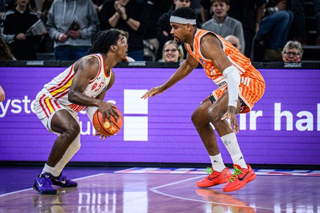 Neu Ulm, Deutschland, 29.12.25: Marcus Carr (Fitness first Wuerzburg Baskets) und Justin Simon (ratiopharm ulm) im Zweikampf waehrend des Basketball Bundesliga Spiels zwischen ratiopharm ulm vs Fitness first Wuerzburg Baskets in der ratiopharm Arena am 29. Dezember 2025 in Neu Ulm, Deutschland. (Foto von Harry Langer DeFodi Images) ratiopharm Arena, Germany, 29.12.25: Marcus Carr (Fitness first Wuerzburg Baskets) und Justin Simon (ratiopharm ulm) battle for the ball during the Basketball Bundesliga match between ratiopharm ulm vs Fitness first Wuerzburg Baskets at Neu Ulm on December 29, 2025 in ratiopharm Arena, Germany. (Photo by Harry Langer DeFodi Images) (Photo by Harry Langer DeFodi Images) -