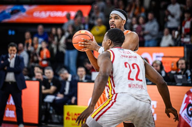 Neu Ulm, Deutschland, 29.12.25: Justin Simon (ratiopharm ulm) und Johnathan Stove (Fitness first Wuerzburg Baskets) im Zweikampf waehrend des Basketball Bundesliga Spiels zwischen ratiopharm ulm vs Fitness first Wuerzburg Baskets in der ratiopharm Arena am 29. Dezember 2025 in Neu Ulm, Deutschland. (Foto von Harry Langer DeFodi Images) ratiopharm Arena, Germany, 29.12.25: Justin Simon (ratiopharm ulm) und Johnathan Stove (Fitness first Wuerzburg Baskets) battle for the ball during the Basketball Bundesliga match between ratiopharm ulm vs Fitness first Wuerzburg Baskets at Neu Ulm on December 29, 2025 in ratiopharm Arena, Germany. (Photo by Harry Langer DeFodi Images) (Photo by Harry Langer DeFodi Images) -