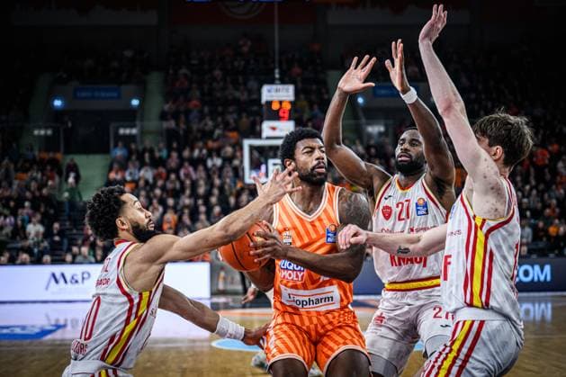 Neu Ulm, Deutschland, 29.12.25: Davion Mintz (Fitness first Wuerzburg Baskets) Davion Mintz (Fitness first Wuerzburg Baskets), Eddy Edigin Jr. (Fitness first Wuerzburg Baskets) und Christian Skladanowski (Fitness first Wuerzburg Baskets) im Zweikampf waehrend des Basketball Bundesliga Spiels zwischen ratiopharm ulm vs Fitness first Wuerzburg Baskets in der ratiopharm Arena am 29. Dezember 2025 in Neu Ulm, Deutschland. (Foto von Harry Langer DeFodi Images) ratiopharm Arena, Germany, 29.12.25: Davion Mintz (Fitness first Wuerzburg Baskets) Davion Mintz (Fitness first Wuerzburg Baskets), Eddy Edigin Jr. (Fitness first Wuerzburg Baskets) und Christian Skladanowski (Fitness first Wuerzburg Baskets) battle for the ball during the Basketball Bundesliga match between ratiopharm ulm vs Fitness first Wuerzburg Baskets at Neu Ulm on December 29, 2025 in ratiopharm Arena, Germany. (Photo by Harry Langer DeFodi Images) (Photo by Harry Langer DeFodi Images) -