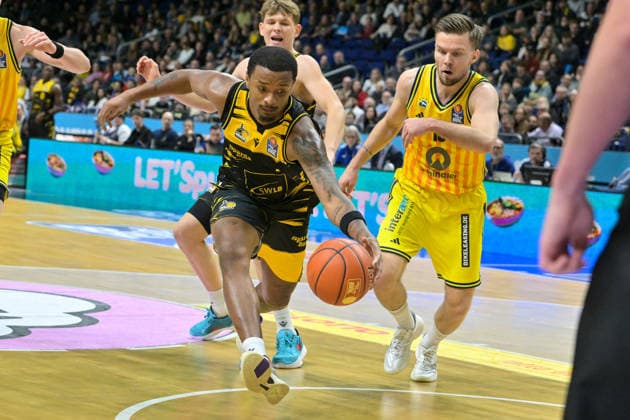 29.12.2025, xlakx, Basketball easyCredit BBL Bundesliga, Alba Berlin - MHP RIESEN Ludwigsburg v.l. Elijah Hughes (MHP Riesen Ludwigsburg), Martin Hermannsson (Alba Berlin) Zweikampf, Duell, Kampf, tackle Berlin