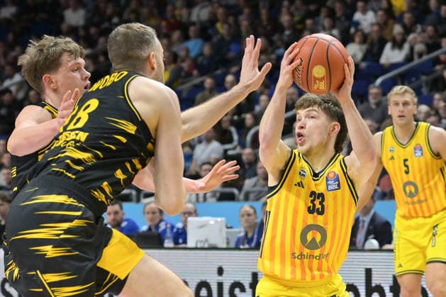 29.12.2025, xlakx, Basketball easyCredit BBL Bundesliga, Alba Berlin - MHP RIESEN Ludwigsburg v.l. Jonas Wohlfarth-Bottermann (MHP Riesen Ludwigsburg), Bennet Hundt (Alba Berlin) Zweikampf, Duell, Kampf, tackle Berlin