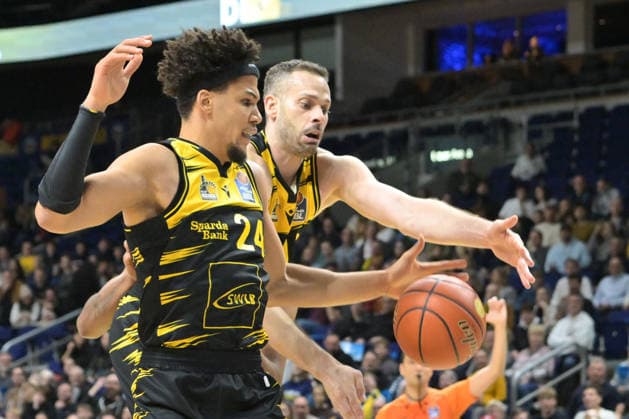 29.12.2025, xlakx, Basketball easyCredit BBL Bundesliga, Alba Berlin - MHP RIESEN Ludwigsburg v.l. Brandon Tischler (MHP Riesen Ludwigsburg), Jonas Wohlfarth-Bottermann (MHP Riesen Ludwigsburg) Zweikampf, Duell, Kampf, tackle Berlin