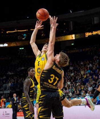 Basketball, Herren, Saison 2025 2026, easyCredit BBL (1. Spieltag, Nachholspiel), Alba Berlin - MHP Riesen Ludwigsburg, v.l. Sam Griesel (Alba), Julis Baumer (Ludwigsburg), 29.12.2025, Copyright: xSebastianxRäppold MatthiasxKochx