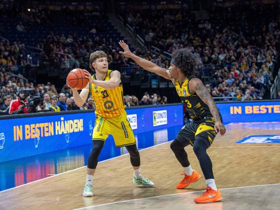 Basketball, Herren, Saison 2025 2026, easyCredit BBL (1. Spieltag, Nachholspiel), Alba Berlin - MHP Riesen Ludwigsburg, v.l. Bennet Hundt (Alba), Stefan Smith (Ludwigsburg), 29.12.2025, Copyright: xSebastianxRäppold MatthiasxKochx