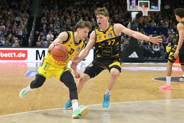 29.12.2025, xlakx, Basketball easyCredit BBL Bundesliga, Alba Berlin - MHP RIESEN Ludwigsburg v.l. Bennet Hundt (Alba Berlin), Julis Baumer (MHP Riesen Ludwigsburg) Zweikampf, Duell, Kampf, tackle Berlin
