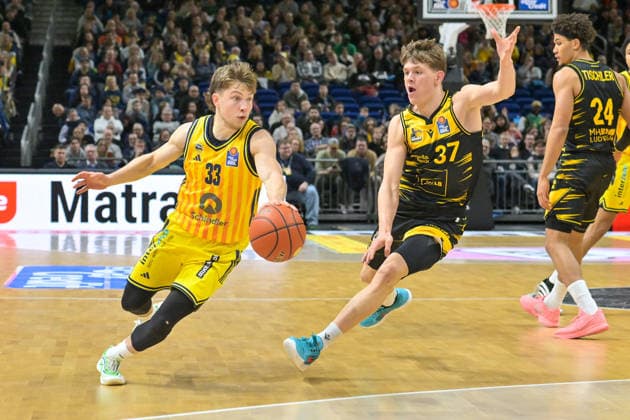 29.12.2025, xlakx, Basketball easyCredit BBL Bundesliga, Alba Berlin - MHP RIESEN Ludwigsburg v.l. Bennet Hundt (Alba Berlin), Julis Baumer (MHP Riesen Ludwigsburg) Zweikampf, Duell, Kampf, tackle Berlin