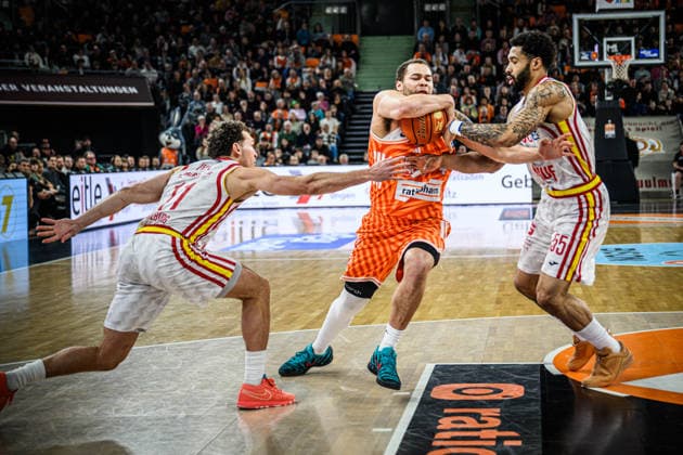 Neu Ulm, Deutschland, 29.12.25: Brae Ivey (Fitness first Wuerzburg Baskets), Christopher Ledlum (ratiopharm ulm) und David Muenkat (Fitness first Wuerzburg Baskets) im Zweikampf waehrend des Basketball Bundesliga Spiels zwischen ratiopharm ulm vs Fitness first Wuerzburg Baskets in der ratiopharm Arena am 29. Dezember 2025 in Neu Ulm, Deutschland. (Foto von Harry Langer DeFodi Images) ratiopharm Arena, Germany, 29.12.25: Brae Ivey (Fitness first Wuerzburg Baskets), Christopher Ledlum (ratiopharm ulm) und David Muenkat (Fitness first Wuerzburg Baskets) battle for the ball during the Basketball Bundesliga match between ratiopharm ulm vs Fitness first Wuerzburg Baskets at Neu Ulm on December 29, 2025 in ratiopharm Arena, Germany. (Photo by Harry Langer DeFodi Images) (Photo by Harry Langer DeFodi Images) -