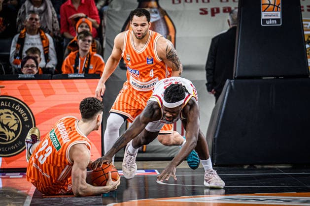 Neu Ulm, Deutschland, 29.12.25: Diego Garavaglia (ratiopharm ulm) und Charles Thompson (Fitness first Wuerzburg Baskets) im Zweikampf waehrend des Basketball Bundesliga Spiels zwischen ratiopharm ulm vs Fitness first Wuerzburg Baskets in der ratiopharm Arena am 29. Dezember 2025 in Neu Ulm, Deutschland. (Foto von Harry Langer DeFodi Images) ratiopharm Arena, Germany, 29.12.25: Diego Garavaglia (ratiopharm ulm) und Charles Thompson (Fitness first Wuerzburg Baskets) battle for the ball during the Basketball Bundesliga match between ratiopharm ulm vs Fitness first Wuerzburg Baskets at Neu Ulm on December 29, 2025 in ratiopharm Arena, Germany. (Photo by Harry Langer DeFodi Images) (Photo by Harry Langer DeFodi Images) -