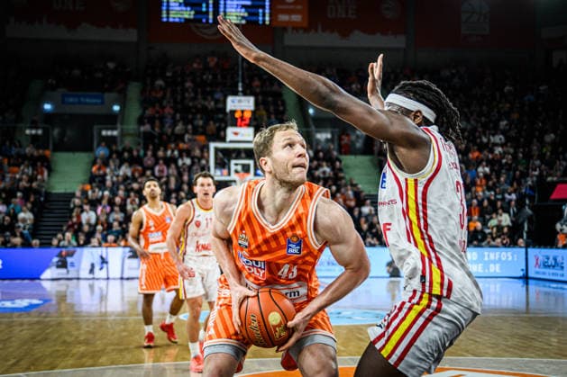Neu Ulm, Deutschland, 29.12.25: Christian Sengfelder (ratiopharm ulm) und Charles Thompson (Fitness first Wuerzburg Baskets) im Zweikampf waehrend des Basketball Bundesliga Spiels zwischen ratiopharm ulm vs Fitness first Wuerzburg Baskets in der ratiopharm Arena am 29. Dezember 2025 in Neu Ulm, Deutschland. (Foto von Harry Langer DeFodi Images) ratiopharm Arena, Germany, 29.12.25: Christian Sengfelder (ratiopharm ulm) und Charles Thompson (Fitness first Wuerzburg Baskets) battle for the ball during the Basketball Bundesliga match between ratiopharm ulm vs Fitness first Wuerzburg Baskets at Neu Ulm on December 29, 2025 in ratiopharm Arena, Germany. (Photo by Harry Langer DeFodi Images) (Photo by Harry Langer DeFodi Images) -
