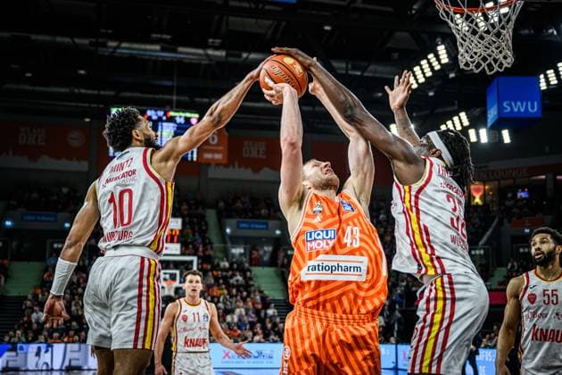 Neu Ulm, Deutschland, 29.12.25: Davion Mintz (Fitness first Wuerzburg Baskets), Christian Sengfelder (ratiopharm ulm) und Charles Thompson (Fitness first Wuerzburg Baskets) im Zweikampf waehrend des Basketball Bundesliga Spiels zwischen ratiopharm ulm vs Fitness first Wuerzburg Baskets in der ratiopharm Arena am 29. Dezember 2025 in Neu Ulm, Deutschland. (Foto von Harry Langer DeFodi Images) ratiopharm Arena, Germany, 29.12.25: Davion Mintz (Fitness first Wuerzburg Baskets), Christian Sengfelder (ratiopharm ulm) und Charles Thompson (Fitness first Wuerzburg Baskets) battle for the ball during the Basketball Bundesliga match between ratiopharm ulm vs Fitness first Wuerzburg Baskets at Neu Ulm on December 29, 2025 in ratiopharm Arena, Germany. (Photo by Harry Langer DeFodi Images) (Photo by Harry Langer DeFodi Images) -