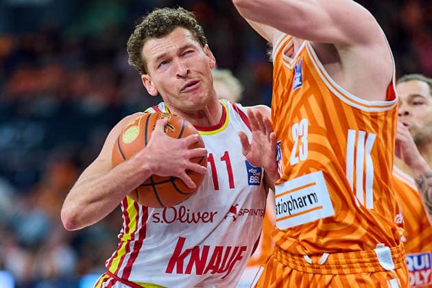 Zweikampf, Duell zwischen Brae Ivey (Fitness First Wuerzburg Baskets, 11) und Diego Garavaglia (ratiopharm ulm, 23) GER, ratiopharm ulm vs. Fitness First Wuerzburg Baskets, Basketball, 13. Spieltag, EasyCredit Bundesliga, Spielzeit 2025 2026, 29.12.2025 GER, ratiopharm ulm vs. Fitness First Wuerzburg Baskets, Basketball, 13. Spieltag, EasyCredit Bundesliga, Spielzeit 2025 2026, 29.12.2025 Neu-Ulm Copyright: xEibner-Pressefoto GeraldxOelze-dexStoppanyx EP_ODS