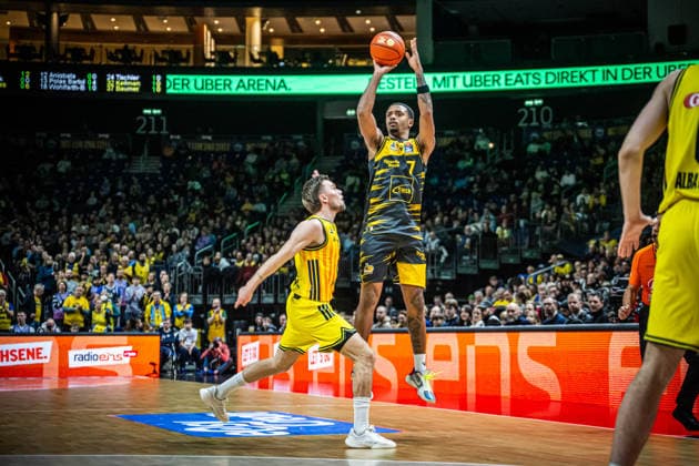 Basketball Berlin 29.12.2025 Saison 2025 2026 EasyCredit BBL 1. Bundesliga Männer, Herren Alba Berlin - MHP RIESEN Ludwigsburg Elijah Hughes (Ludwigsburg, No.07) Martin Hermannsson (Alba Berlin, No.15)