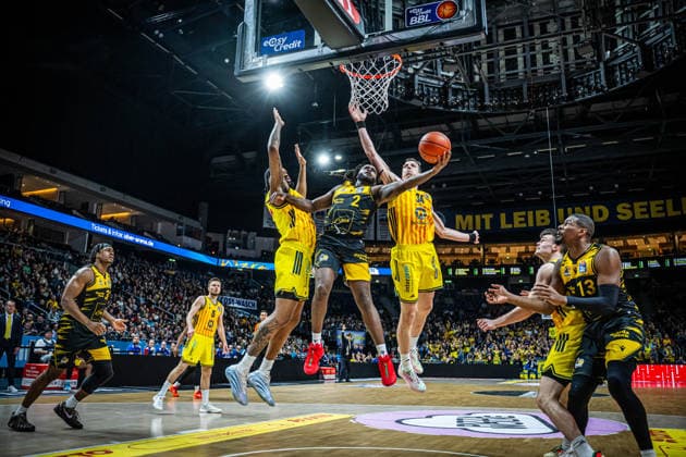 Basketball Berlin 29.12.2025 Saison 2025 2026 EasyCredit BBL 1. Bundesliga Männer, Herren Alba Berlin - MHP RIESEN Ludwigsburg Tray Buchanan (Ludwigsburg, No.02) Justin Bean (Alba Berlin, No.34) J wan Roberts (Alba Berlin, No.13)