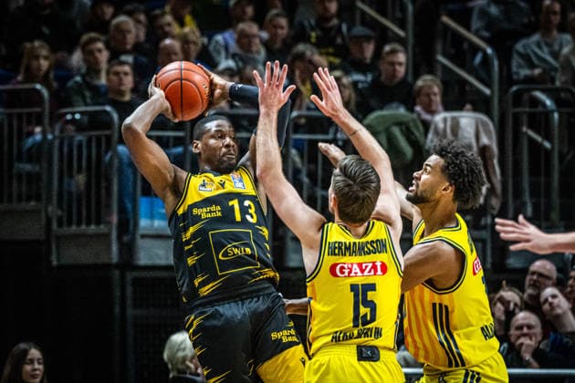 Basketball Berlin 29.12.2025 Saison 2025 2026 EasyCredit BBL 1. Bundesliga Männer, Herren Alba Berlin - MHP RIESEN Ludwigsburg Yorman Polas Bartolo (Ludwigsburg, No.13) Martin Hermannsson (Alba Berlin, No.15) Norris Agbakoko (Alba Berlin, No.17)