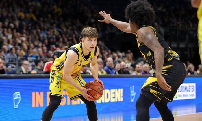 Bennet Hundt am Ball, Stef Smith Zweikampf Spielszene Aktion Basketball BBL Bundesliga Herren 1. Spieltag Saison 2025 2026 29.12.2025 ALBA Berlin vs MHP Riesen Ludwigsburg