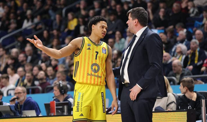 Co Trainer Sebastian Trzcionka redet mit Jack Kayil Aktion Oberkörper Basketball BBL Bundesliga Herren 1. Spieltag Saison 2025 2026 29.12.2025 ALBA Berlin vs MHP Riesen Ludwigsburg