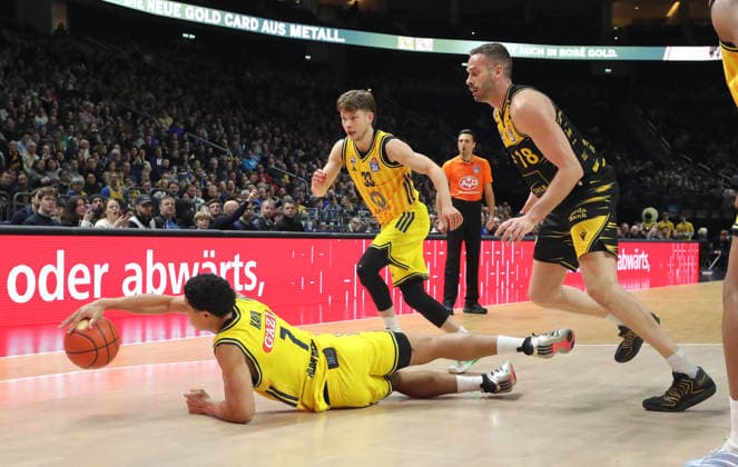 Jack Kayil am Ball, Bennet Hundt, Jonas Wohlfahrt Bottermann Zweikampf Spielszene Aktion Basketball BBL Bundesliga Herren 1. Spieltag Saison 2025 2026 29.12.2025 ALBA Berlin vs MHP Riesen Ludwigsburg