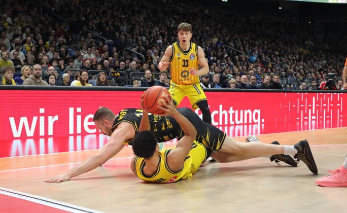 Jack Kayil am Ball, Bennet Hundt, Jonas Wohlfahrt Bottermann Zweikampf Spielszene Aktion Basketball BBL Bundesliga Herren 1. Spieltag Saison 2025 2026 29.12.2025 ALBA Berlin vs MHP Riesen Ludwigsburg