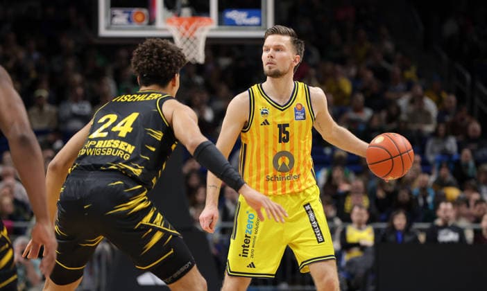 Brandon Tischler, Martin Hermannsson am Ball Zweikampf Spielszene Aktion Basketball BBL Bundesliga Herren 1. Spieltag Saison 2025 2026 29.12.2025 ALBA Berlin vs MHP Riesen Ludwigsburg