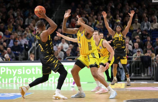 Yorman Polas Bartolo am Ball, J Wan Roberts Zweikampf Spielszene Aktion Basketball BBL Bundesliga Herren 1. Spieltag Saison 2025 2026 29.12.2025 ALBA Berlin vs MHP Riesen Ludwigsburg