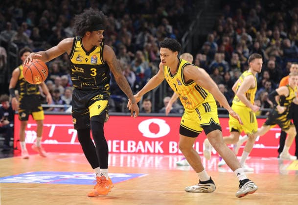 Stef Smith am Ball, Jack Kayil Zweikampf Spielszene Aktion Basketball BBL Bundesliga Herren 1. Spieltag Saison 2025 2026 29.12.2025 ALBA Berlin vs MHP Riesen Ludwigsburg
