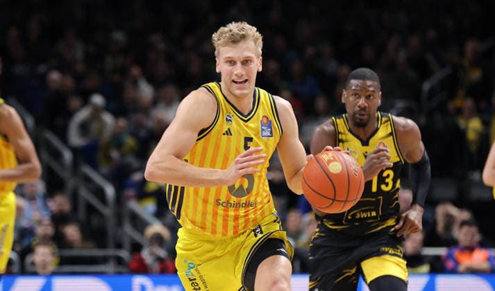 Sam Griesel am Ball, Yorman Polas Bartolo Aktion Oberkörper Basketball BBL Bundesliga Herren 1. Spieltag Saison 2025 2026 29.12.2025 ALBA Berlin vs MHP Riesen Ludwigsburg