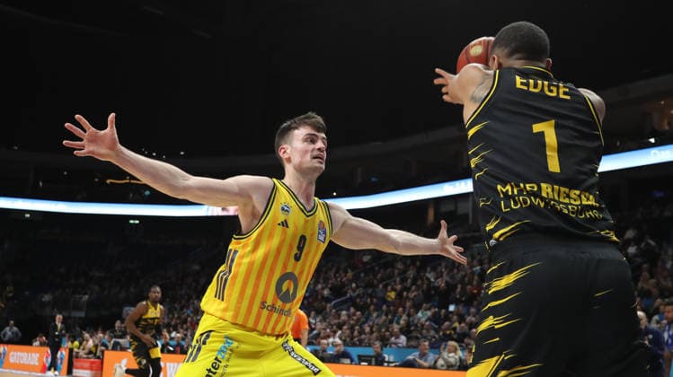 Jonas Mattisseck, Darnell Edge am Ball Zweikampf Spielszene Aktion Basketball BBL Bundesliga Herren 1. Spieltag Saison 2025 2026 29.12.2025 ALBA Berlin vs MHP Riesen Ludwigsburg