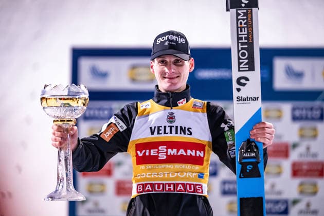 OBERSTDORF, DEUTSCHLAND: 74. Vierschanzentournee: Viessmann FIS Skisprung Weltcup - Wertungsdurchgang Großschanze am 29.12.2025 in der Skisprung Arena in Oberstdorf. Sieger Domen Prevc aus Slowenien bei der Siegerehrung. *** OBERSTDORF, GERMANY 74 Four Hills Tournament Viessmann FIS Ski Jumping World Cup large hill competition on 29 12 2025 at the Ski Jumping Arena in Oberstdorf Winner Domen Prevc from Slovenia at the award ceremony