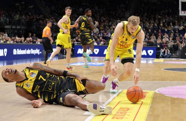 Rlijah Hughes verletzt sich schwer, Sam Griesel Zweikampf Spielszene Aktion Basketball BBL Bundesliga Herren 1. Spieltag Saison 2025 2026 29.12.2025 ALBA Berlin vs MHP Riesen Ludwigsburg