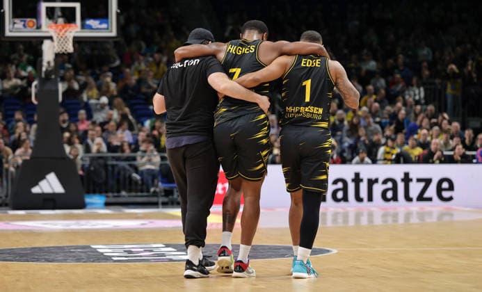 Rlijah Hughes geht verletzt vom Platz Basketball BBL Bundesliga Herren 1. Spieltag Saison 2025 2026 29.12.2025 ALBA Berlin vs MHP Riesen Ludwigsburg