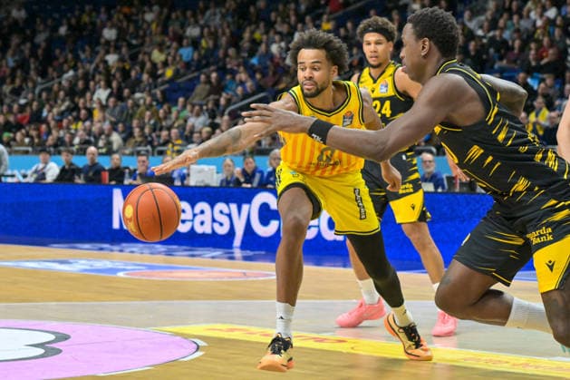 29.12.2025, xlakx, Basketball easyCredit BBL Bundesliga, Alba Berlin - MHP RIESEN Ludwigsburg v.l. Norris Agbakoko (Alba Berlin), Babacar Sane (MHP Riesen Ludwigsburg) Zweikampf, Duell, Kampf, tackle Berlin