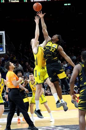 DEU, easyCredit BBL, ALBA vs. MHP Riesen Ludwigsburg, 29.12.2025, Uber-Arena, Berlin, DEU, easyCredit BBL, ALBA vs. MHP Riesen Ludwigsburg, im Bild Martynas Echodas (ALBA Berlin 14), Keeshawn Kellman (Ludwigsburg 32)
