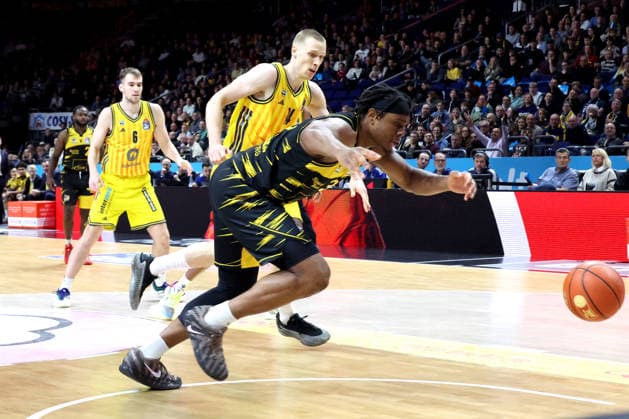 DEU, easyCredit BBL, ALBA vs. MHP Riesen Ludwigsburg, 29.12.2025, Uber-Arena, Berlin, DEU, easyCredit BBL, ALBA vs. MHP Riesen Ludwigsburg, im Bild Martynas Echodas (ALBA Berlin 14), Keeshawn Kellman (Ludwigsburg 32)