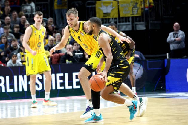 DEU, easyCredit BBL, ALBA vs. MHP Riesen Ludwigsburg, 29.12.2025, Uber-Arena, Berlin, DEU, easyCredit BBL, ALBA vs. MHP Riesen Ludwigsburg, im Bild MALTE DELOW (ALBA Berlin 6), Darnell Edge (Ludwigsburg 1)