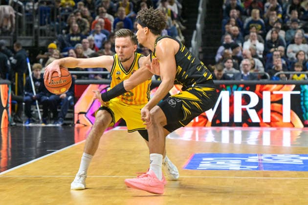 29.12.2025, xlakx, Basketball easyCredit BBL Bundesliga, Alba Berlin - MHP RIESEN Ludwigsburg v.l. Martin Hermannsson (Alba Berlin), Brandon Tischler (MHP Riesen Ludwigsburg) Zweikampf, Duell, Kampf, tackle Berlin