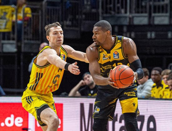 Basketball, Herren, Saison 2025 2026, easyCredit BBL (1. Spieltag, Nachholspiel), Alba Berlin - MHP Riesen Ludwigsburg, v.l. Justin Bean (Alba), Yorman Polas Bartolo (Ludwigsburg), 29.12.2025, Copyright: xSebastianxRäppold MatthiasxKochx
