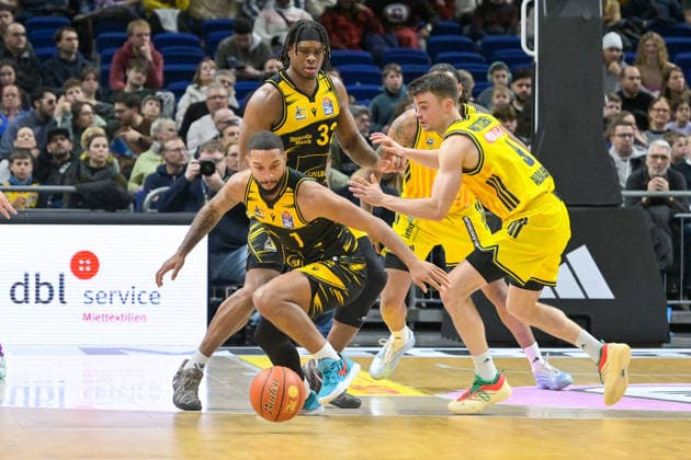 29.12.2025, xlakx, Basketball easyCredit BBL Bundesliga, Alba Berlin - MHP RIESEN Ludwigsburg v.l. Darnell Edge (MHP Riesen Ludwigsburg), Keeshawn Kellman (MHP Riesen Ludwigsburg), Jonas Mattisseck (Alba Berlin) Zweikampf, Duell, Kampf, tackle Berlin