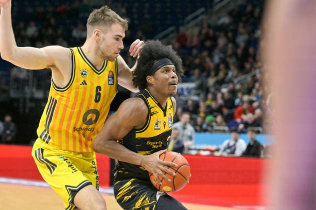 29.12.2025, xlakx, Basketball easyCredit BBL Bundesliga, Alba Berlin - MHP RIESEN Ludwigsburg v.l. Malte Delow (Alba Berlin), Tray Buchanan (MHP Riesen Ludwigsburg) Zweikampf, Duell, Kampf, tackle Berlin