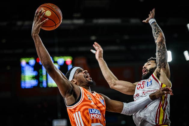 Neu Ulm, Deutschland, 29.12.25: Justin Simon (ratiopharm ulm) und David Muenkat (Fitness first Wuerzburg Baskets) im Zweikampf waehrend des Basketball Bundesliga Spiels zwischen ratiopharm ulm vs Fitness first Wuerzburg Baskets in der ratiopharm Arena am 29. Dezember 2025 in Neu Ulm, Deutschland. (Foto von Harry Langer DeFodi Images) ratiopharm Arena, Germany, 29.12.25: Justin Simon (ratiopharm ulm) und David Muenkat (Fitness first Wuerzburg Baskets) battle for the ball during the Basketball Bundesliga match between ratiopharm ulm vs Fitness first Wuerzburg Baskets at Neu Ulm on December 29, 2025 in ratiopharm Arena, Germany. (Photo by Harry Langer DeFodi Images) (Photo by Harry Langer DeFodi Images) -