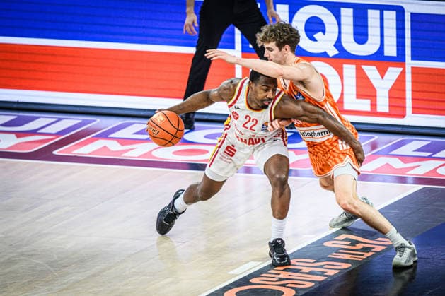 Neu Ulm, Deutschland, 29.12.25: Johnathan Stove (Fitness first Wuerzburg Baskets) und Tobias Jensen (ratiopharm ulm) im Zweikampf waehrend des Basketball Bundesliga Spiels zwischen ratiopharm ulm vs Fitness first Wuerzburg Baskets in der ratiopharm Arena am 29. Dezember 2025 in Neu Ulm, Deutschland. (Foto von Harry Langer DeFodi Images) ratiopharm Arena, Germany, 29.12.25: Johnathan Stove (Fitness first Wuerzburg Baskets) und Tobias Jensen (ratiopharm ulm) battle for the ball during the Basketball Bundesliga match between ratiopharm ulm vs Fitness first Wuerzburg Baskets at Neu Ulm on December 29, 2025 in ratiopharm Arena, Germany. (Photo by Harry Langer DeFodi Images) (Photo by Harry Langer DeFodi Images) -
