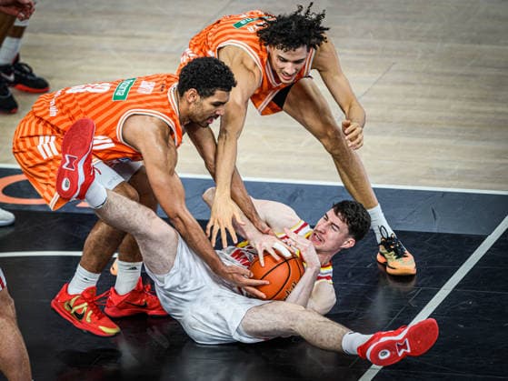 Neu Ulm, Deutschland, 29.12.25: Mark Smith (ratiopharm ulm), Alen Pjanic (Fitness first Wuerzburg Baskets) und Alec Anigbata (ratiopharm ulm) im Zweikampf waehrend des Basketball Bundesliga Spiels zwischen ratiopharm ulm vs Fitness first Wuerzburg Baskets in der ratiopharm Arena am 29. Dezember 2025 in Neu Ulm, Deutschland. (Foto von Harry Langer DeFodi Images) ratiopharm Arena, Germany, 29.12.25: Mark Smith (ratiopharm ulm), Alen Pjanic (Fitness first Wuerzburg Baskets) und Alec Anigbata (ratiopharm ulm) battle for the ball during the Basketball Bundesliga match between ratiopharm ulm vs Fitness first Wuerzburg Baskets at Neu Ulm on December 29, 2025 in ratiopharm Arena, Germany. (Photo by Harry Langer DeFodi Images) (Photo by Harry Langer DeFodi Images) -