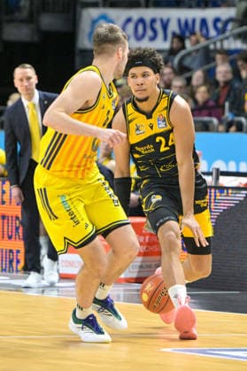 29.12.2025, xlakx, Basketball easyCredit BBL Bundesliga, Alba Berlin - MHP RIESEN Ludwigsburg v.l. Malte Delow (Alba Berlin), Brandon Tischler (MHP Riesen Ludwigsburg) Zweikampf, Duell, Kampf, tackle Berlin