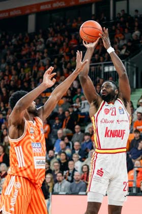 Im Bild: v.li. Malik Osborne (ratiopharm Ulm, 10) gegen Eddy Edigin (Wuerzburg Baskets, 27) 29.12.2025, ratiopharm Ulm - Fitness First Wuerzburg Baskets, easyCredit BBL, 13. Spieltag, Deutschland, Ulm, ratiopharm Arena, Copyright: HMBxMedia xJulienxBecker