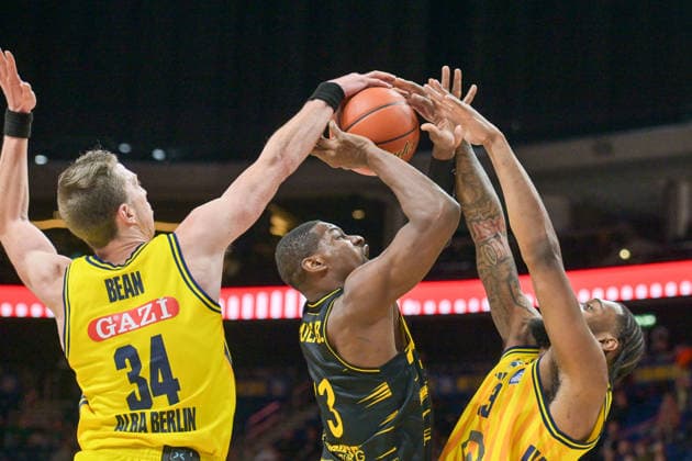 29.12.2025, xlakx, Basketball easyCredit BBL Bundesliga, Alba Berlin - MHP RIESEN Ludwigsburg v.l. Justin Bean (Alba Berlin), Yorman Polas Bartolo (MHP Riesen Ludwigsburg), J Wan Roberts (Alba Berlin) Zweikampf, Duell, Kampf, tackle Berlin