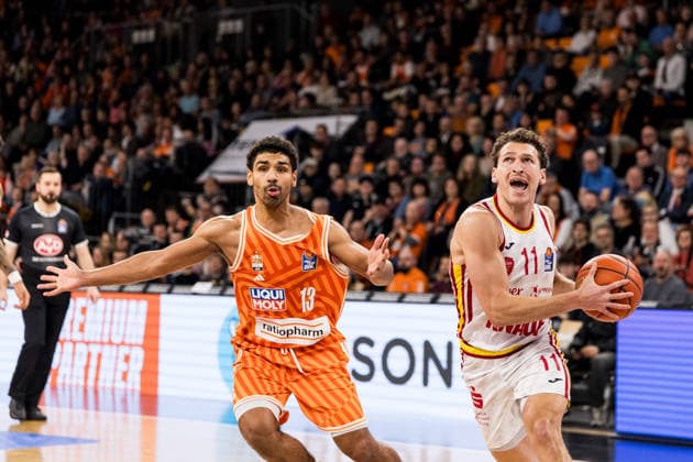 easyCredit Basketball Bundesliga: Ratopharm Ulm - Fitness First Würzburg Baskets; 29.12.2025 Mark Smith (Ratiopharm Ulm, 13), Brae Ivey (Fitness First Würzburg Baskets, 11) im Wurf easyCredit Basketball Bundesliga: Ratopharm Ulm - Fitness First Würzburg Baskets, Ulm, ratiopharm arena am 29.12.2025 Copyright: xBEAUTIFULxSPORTS Wunderlx
