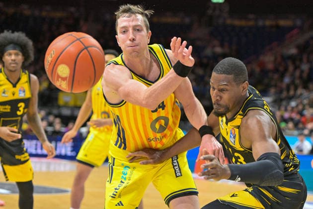 29.12.2025, xlakx, Basketball easyCredit BBL Bundesliga, Alba Berlin - MHP RIESEN Ludwigsburg v.l. Justin Bean (Alba Berlin), Yorman Polas Bartolo (MHP Riesen Ludwigsburg) Zweikampf, Duell, Kampf, tackle Berlin
