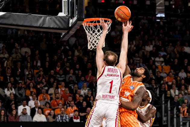 easyCredit Basketball Bundesliga: Ratopharm Ulm - Fitness First Würzburg Baskets; 29.12.2025 Lukas Herzog (Fitness First Würzburg Baskets, 1) im Wurf, Malik Osborne (Ratiopharm Ulm, 10) blockt easyCredit Basketball Bundesliga: Ratopharm Ulm - Fitness First Würzburg Baskets, Ulm, ratiopharm arena am 29.12.2025 Copyright: xBEAUTIFULxSPORTS Wunderlx