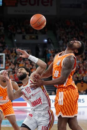 Im Bild: v.li. Davion Mintz (Wuerzburg Baskets, 10) gegen Malik Osborne (ratiopharm Ulm, 10) mit vollem Einsatz 29.12.2025, ratiopharm Ulm - Fitness First Wuerzburg Baskets, easyCredit BBL, 13. Spieltag, Deutschland, Ulm, ratiopharm Arena, Copyright: HMBxMedia xJulienxBecker