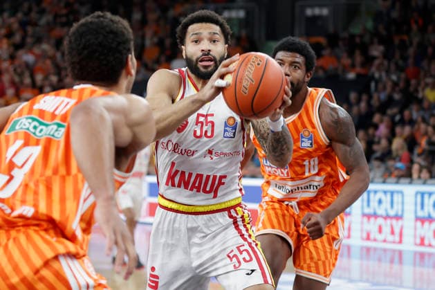 Im Bild: Mark Smith (ratiopharm Ulm, 13), links im Bild und Malik Osborne (ratiopharm Ulm, 10), rechts, versuchen David Muenkat (Wuerzburg Baskets, 55) zu stoppen 29.12.2025, ratiopharm Ulm - Fitness First Wuerzburg Baskets, easyCredit BBL, 13. Spieltag, Deutschland, Ulm, ratiopharm Arena, Copyright: HMBxMedia xJulienxBecker